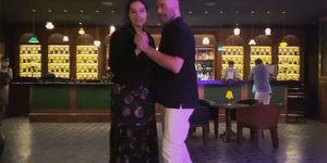 Ο Τζον Τραβόλτα χορεύει με την κόρη του Έλλα