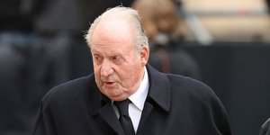 Ο τέως βασιλιάς της Ισπανίας, Χουάν Κάρλος με μαύρο παλτό και μαύρη γραβάτα