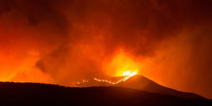  Καλιφόρνια: 8.000 άνθρωποι εγκατέλειψαν τις εστίες τους λόγω της πυρκαγιάς «Apple Fire» 