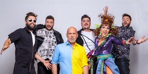 Ο Νίκος Μουτσινάς, η Βάνια και το συγκρότημα Alcatrash σε φωτογράφηση για τη δεύτερη σεζόν της εκπομπής «Καλό Μεσημεράκι»