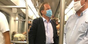 Ο Κώστας Αχ. Καραμανλής σε συρμό του μετρό με μάσκα