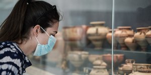 Με μάσκα στο μουσείο