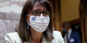 Η Πρόεδρος της Δημοκρατίας, Κατερίνα Σακελλαροπούλου με μάσκα στη Βουλή
