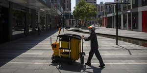 Καθαρίστρια με τρόλεϊ σε εμπορικό κέντρο στη Κίνα