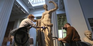 καθαριζουν αγαλμα