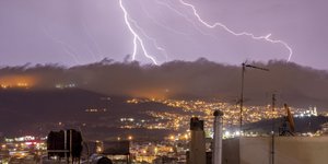 κεραυνοι ροζ ουρανός