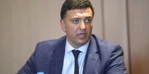 Βασιλης Κικίλιας καρο σακακι