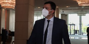 Βασίλης Κικίλιας με μασκα
