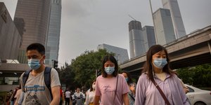 Κινέζοι με μάσκες για κορωνοϊό