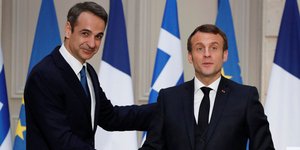 Ο Γάλλος πρόεδρος Εμανουέλ Μακρόν με τον Πρωθυπουργό Κυριάκο Μητσοτάκη