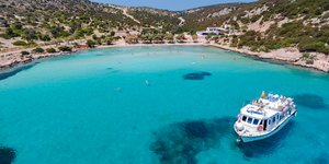 κολπος γαλαζια νερα καραβάκι