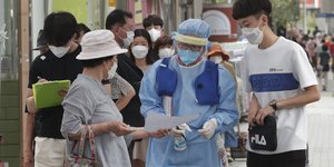 κορεατες γυρω απο γιατρο 