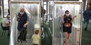 κορωνοϊός άνθρωποι με γάντια και μάσκα