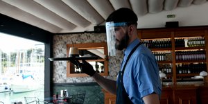 κορωνοϊός εργαζόμενος με μάσκα