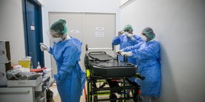 κορωνοϊός γιατροί με στολές προστασίας