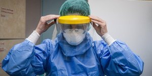 κορωνοϊός γιατρός με μάσκα