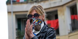 Γυναίκα με μάσκα στην Ιταλία λόγω κορωνοϊού