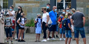 κορωνοϊός μαθητές και γονείς με μάσκες 