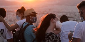 Κορωνοϊός νέοι με μάσκες στο Λυκαβηττό