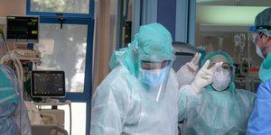 κορωνοϊός γιατροί με στολές