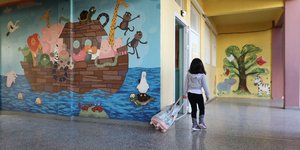 σχολεία μαθήτρια με τσάντα