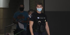 Αστυνομικός με μάσκα