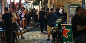 Κόσμος διασκεδάζει σε μπαράκια