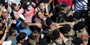 Κόσμος ζητά από τον Μακρόν λύση στον Λίβανο, μετά την έκρηξη στη Βηρυτό