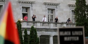 Κόσμος στο μπαλκόνι ιδιοκτησίας του ζευγαριού που έβγαλε όπλο σε διαδηλωτές στο Μιζούρι