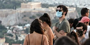 Κόσμος με μάσκες στον Λυκαβηττό 