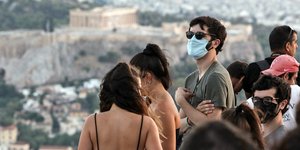 Κόσμος με μάσκες στον Λυκαβηττό 