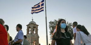 κόσμος με μάσκες λόγω κορωνοϊού στον Λυκαβηττό