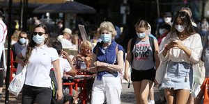 Κόσμος με μάσκα στη Γαλλία λόγω κορωνοιού