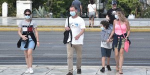 Κόσμος με μάσκα στον δρόμο