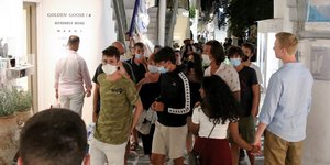 κοσμος στη Μυκονο 