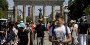 κοσμος μπροστα απο την αψίδα 