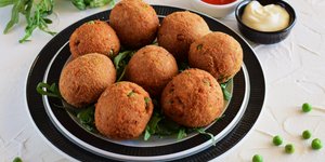 Ψαροκροκέτες σε μαυρόασπρο πιάτο