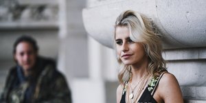 Ξανθιά γυναίκα, κραγιόν