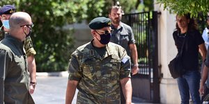 O αρχηγός ΓΕΕΘΑ, Κωνσταντίνος Φλώρος, έφτασε στο Μαξίμου φορώντας στολή παραλλαγής και μάσκα