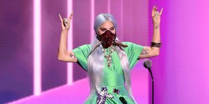 Η Lady Gaga με πράσινο φόρεμα και μάσκα με κέρατα