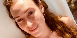 Η Λαίδη Τατιάνα Μάουντμπαντεν απολαμβάνει τον ήλιο στην Κέρκυρα