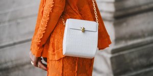 Κροκό λευκή τσάντα με χρυσή αλυσίδα