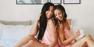Influencers κάνουν δώρο ένα φιαλίδιο σπέρματος δωρητή σε ένα ζευγάρι