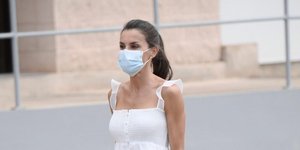 βασίλισσα Λετίθια με φόρεμα