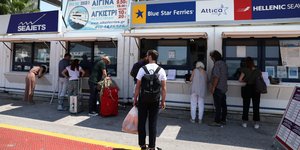 Ταξιδιώτες στο λιμάνι του Πειραιά