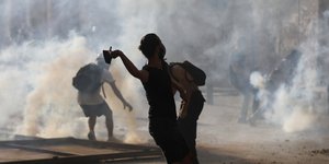 Λίβανος διαδηλωτής σε καπνό