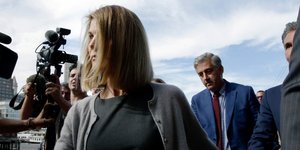 Η Λόρι Λάφλιν μετά την δήλωση ενοχής της στο δικαστήριο