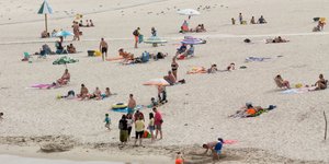 Με αποστάσεις οι λουόμενοι σε αχανή αμμουδιά της Ισπανίας λόγω κορωνοϊού