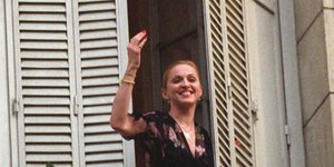 Η Μαντόνα χαιρετά τον κόσμο από το μπαλκόνι της στο Μπουένος Άιρες