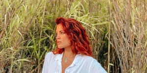 Η Μαίρη Συνατσάκη σε φωτογραφία της από την παραλία, όπως την ανάρτησε στο Instagram